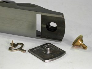 The adjustable mouth plate on the Stanley no. 9-1/2. The mouth opening is adjusted by loosening the knob and rotating the eccentric throat lever left or right (to open or close the mouth). 